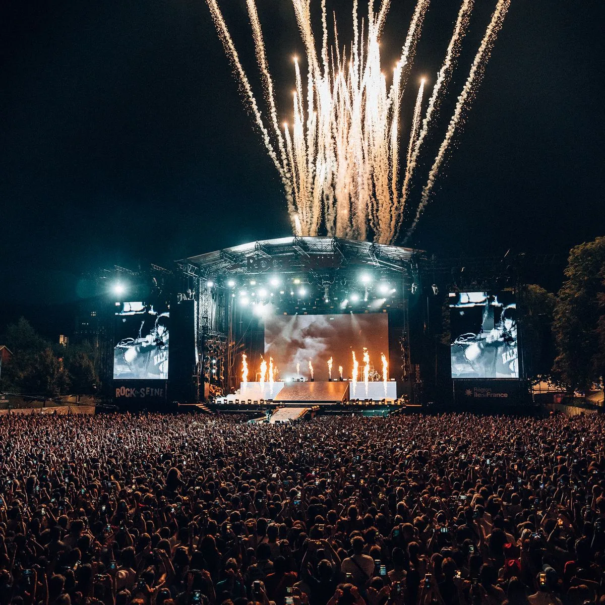 Charlie XCX stage design on arena and stadium configuration