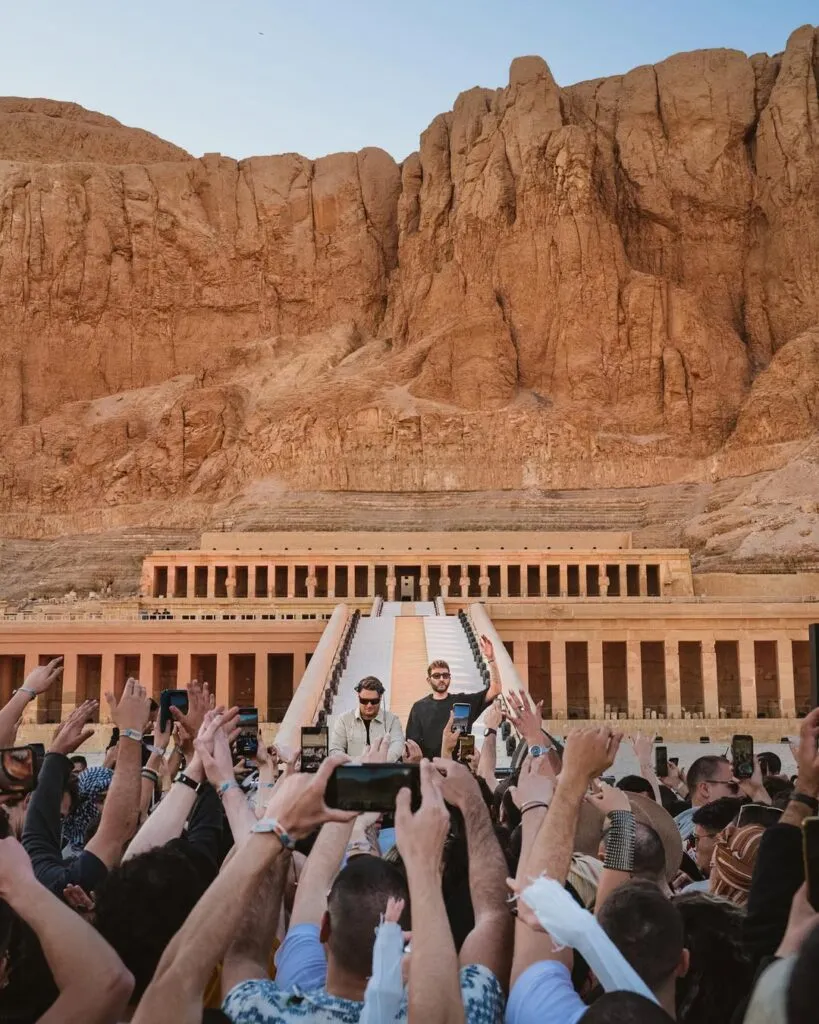 festival scene avec des dj au milieu des Pyramides de Gizeh Egypte